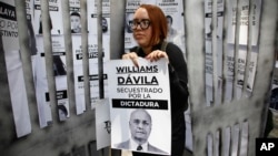 Una venezolana protesta por la liberación de los presos políticos, entre ellos el dirigente Williams Dávila, en Caracas, el 11 de septiembre de 2024.