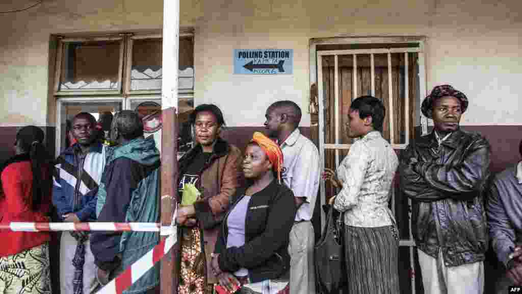 Zambiens en file d&#39;attente pour déposer leurs bulletins de vote dans l&#39;urne pour l&#39;élection présidentielle à Lusaka, le 20 janvier 2015.