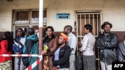 20일 잠비아 수도 루사카의 대선 투표소에서 유권자들이 줄을 서 있다.