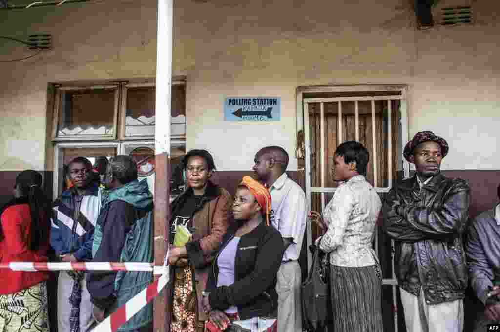 Zambians queue to cast their ballots for the presidential election in Lusaka, Jan. 20, 2015.