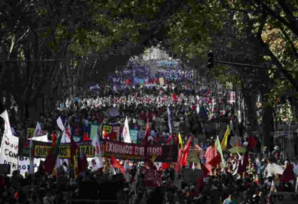 El mayor sindicato de trabajadores de Portugal salió a protestar en contra un futuro plan de rescate económico de 78 mil millones de euros.