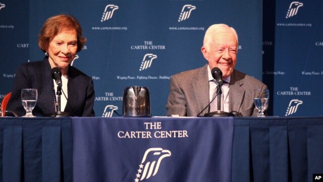 Jimmy Carter y su esposa Rosalynn hablan durante la conferencia anual 