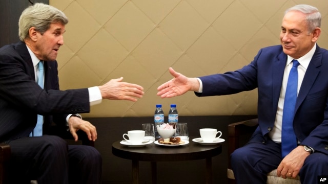 El secretario de Estado de EE.UU., John Kerry, (izquierda) y el primer ministro israelí, Benjamin Netanyahu, se reunieron al margen del Foro Económico Mundial, en Davos, Suzia, el jueves, 21 de enero de 2016.