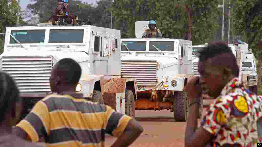 Des Casques bleus patrouillent dans la ville de Bangui, en République centrafricaine, mercredi 30 septembre 2015. (AP Photo)