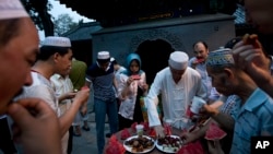 Warga Muslim di China berbuka puasa Ramadan di masjid Niujie, masjid tertua dan terbesar di Beijing, CHina (2/7). Pemerintah China mengeluarkan larangan berpuasa selama Ramadan bagi para siswa dan pegawai negeri di daerah Muslim, bagian barat-laut China pasca kerusuhan maut di wilayah itu.