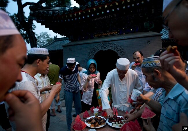Umat Muslim China berbuka puasa saat Ramadan di masjid Niujie, masjid tertua dan terbesar di Beijing, China, 2 Juli 2014.