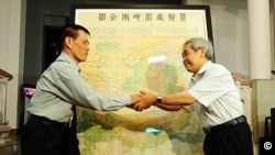 Tấm bản đồ Trung Quốc năm 1904 không có Hoàng Sa-Trường Sa được Tiến sĩ Mai Ngọc Hồng, nguyên trưởng phòng tư liệu thư viện của Viện Hán Nôm hiện là Giám đốc Trung tâm nghiên cứu và ứng dụng phả học Việt Nam, tặng cho Bảo tàng lịch sử quốc gia hồi cuối tháng 7, 2012.