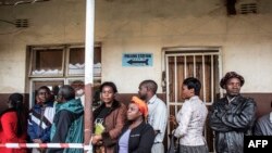 Zambians queue to cast their ballots for the Zambian Presidential elections at Kanyama primary in Lusaka, Jan. 20, 2015.