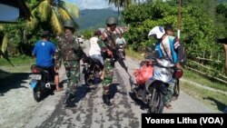 Personel TNI memeriksa kendaraan yang keluar masuk desa di Kabupaten Poso (foto: dok). 