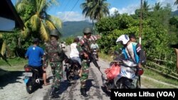 Personel TNI memeriksa kendaraan yang keluar masuk desa Pantangolemba, Kecamatan Poso Pesisir Selatan, Kabupaten Poso, Sulawesi Tengah (foto: VOA/Y. Litha)