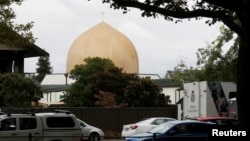 Mobil polisi terlihat di luar masjid Al Noor sehari pasca insiden penembakan di Christchurch, Selandia Baru (16/3). 