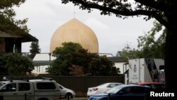 Mobil polisi terlihat di luar masjid Al Noor sehari pasca insiden penembakan di Christchurch, Selandia Baru (16/3). 