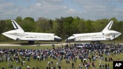 El Enterprise recibe y deja su lugar al Discovery en el Museo en Dulles, Virginia. (AP Photo/Smithsonian Institution via NASA, Carolyn Russo) 