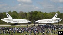 Pesawat ulang-alik 'Enterprise' (kiri) dan Discovery pada upacara penyerahan di Museum Steven F. Udvar-Hazy Center di Chantilly, Virginia (19/4).