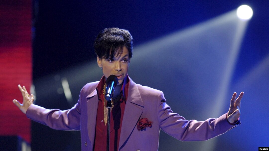 FILE - Singer Prince performs in a surprise appearance on the "American Idol" television show finale at the Kodak Theater in Hollywood, California, May 24, 2006.