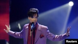 FILE - Singer Prince performs in a surprise appearance on the "American Idol" television show finale at the Kodak Theater in Hollywood, California, May 24, 2006.