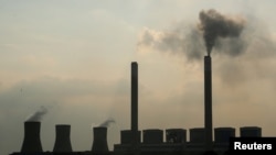 De la fumée s'élève de la centrale électrique au charbon de Duvha appartenant à la société publique d'électricité Eskom, dans la province de Mpumalanga, en Afrique du Sud, le 18 février 2020.