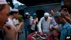 Umat Islam di Beijing berbuka puasa di Masjid Niujie, Juli 2014.