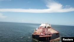 El buque petrolero Nabarima se observa visiblemente inclinado a estribor en esta foto del 16 de octubre de 2020 divulgada por Reuters.