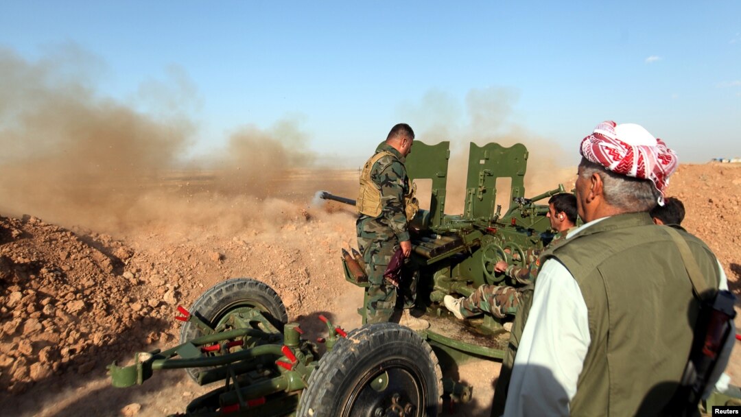 Pasukan Peshmerga melancarkan serangan terhadap sasaran militan ISIS di kota Mosul, Irak 29 Mei lalu (foto: dok).