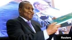 Le président de la République centrafricaine, Faustin-Archange Touadera, lors de la signature d'un accord de paix dans la capitale soudanaise, Khartoum, le 5 février 2019.