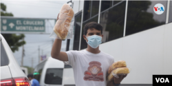 Un vendedor ambulante intenta obtener ingresos en medio del tráfico en Managua, Nicaragua. Agosto de 2021. [Fotografía: Houston Castillo Valdo]