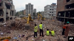 Para pekerja terus berupaya membersihkan sisa-sisa reruntuhan bangunan pabrik garmen yang ambruk di Savar dekat Dhaka, Bangladesh, 10 May 2013 (Foto: dok). 