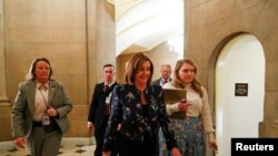 La presidente de la Cámara de Representantes, Nancy Pelosi, demócrata por California, regresa a su oficina en el Capitolio luego del voto en la Cámara sobre limitación de poderes de guerra al presidente Donald Trump. Reuters.