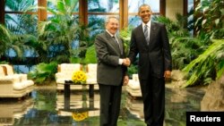 ကျူးဘားနိုင်ငံ ဟာဗာနာက သမ္မတ နန်းတော်မှာ အမေရိကန်သမ္မတ Barack Obama နဲ့ ကျူးဘားသမ္မတ Raul Castro တို့တွေ့ဆုံ