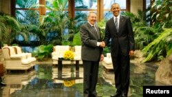 El presidente estadounidnese, Barack Obama, y el presidente cubano, Raúl Castro, se estrechan la mano durante la primera reunión que sostienen en el Palacio de la Revolución, en La Habana, el lunes, 21 de marzo de 2016.