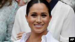 Meghan Markle, duchesse de Sussex, assiste à la finale de Wimbledon opposant l'Américaine Serena Williams et la Roumaine Simona Halep, le 13 juillet 2019.