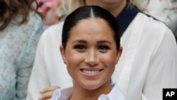 Meghan Markle, Duchess of Sussex, menyaksikan laga final tunggal putri Wimbledon antara petenis AS Serena Williams dan Simona Halep dari Romania, 13 Juli 2019. (Foto: AP)