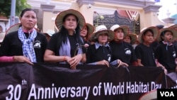 Protesters from various land dispute communities in Phnom Penh march to submit petition at National Assembly to celebrate 30th Anniversary World Habitat Day on October 5th, 2015. ( Leng Len/VOA Khmer)