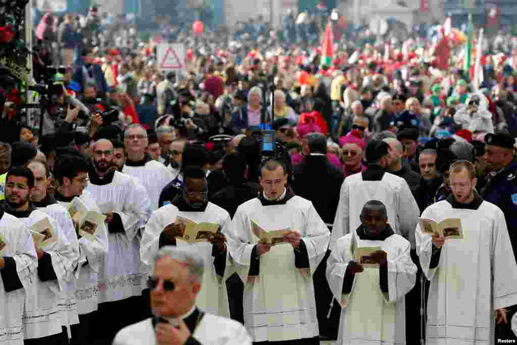 .Wachungaji wakihudhuria sherehe za Krismasi katika eneo la Manger Square nje ya Kanisa huko Bethlehem, katika eneo lilioko chini ya utawala wa Israeli Ukanda wa Magharibi , Disemba 24, 2018.