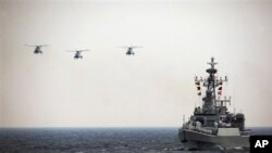 Helikopter Angkatan Laut China dan 528 kapal perangmerayakan ulang tahun ke-60 berdirinya Angkatan Laut Tentara Pembebasan Rakyat China sebagai ilustrasi. (Foto: AP)