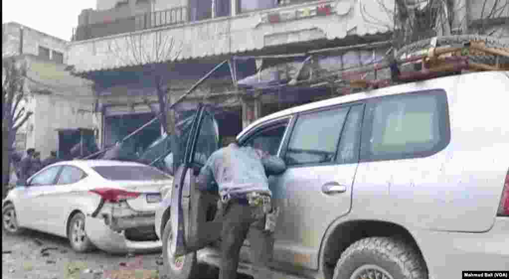 عکسی از محل انفجار در شهر منبج سوریه. یک خودروی بمبگذاری شده نزدیک مقر ائتلاف به رهبری آمریکا در این شهر منفجر شد و دست کم ۴ آمریکایی در کنار چند نفر دیگر کشته شدند.