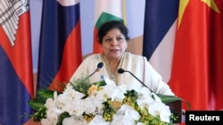 រូបឯកសារ៖ លោកស្រី ​Shamshad Akhtar ​ប្រធាន​ប្រតិបត្តិ​នៃ​គណៈ​កម្មការ​សេដ្ឋកិច្ច និង​សង្គម​សម្រាប់​តំបន់​អាស៊ី​ប៉ាស៊ីហ្វិក​នៃ​អង្គការ​សហប្រជាជាតិ ដែល​ហៅ​កាត់​ថា ​UNESCAP ថ្លែង​នៅ​ក្នុង​កិច្ច​ប្រជុំ​មួយ​នៅ​វៀតណាម កាល​ពី​ឆ្នាំ​២០១៦។