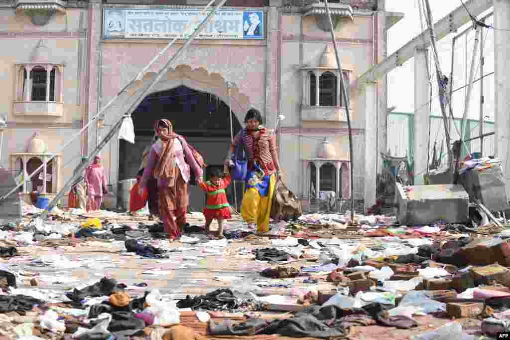 Những tín đồ người Ấn Độ rời khỏi điện thờ của đạo sư Rampal Maharaj ở Hisar, cách New Delhi 175 km về phía bắc. Cảnh sát phát hiện năm thi thể sau khi đột kích điện thờ này ở miền bắc Ấn Độ, nơi hàng ngàn người đã ẩn náu trong nhiều ngày. 