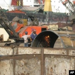 Critics: Gujarat shipbreakers lack rights, India, 2009.