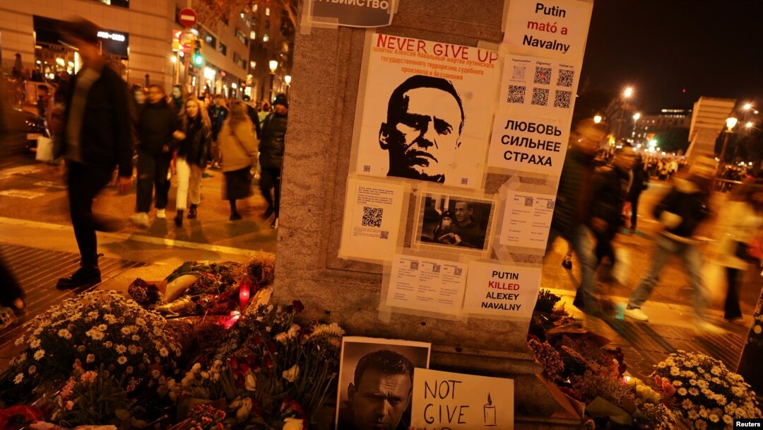 La consternación por la muerte del líder opositor ruso, Alexei Navalny, en manos del Estado bajo el Gobierno de Vladimir Putin, se ha patentado en diferentes partes del mundo como este memoria instalado en la Rambla en Barcelona, España, el 22 de febrero de 2024.