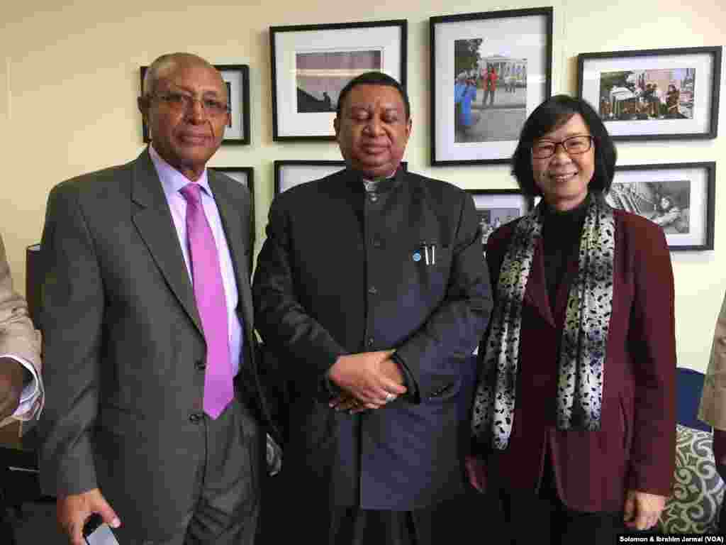 Ziyarar Mohammed Sanusi Barkindo Sashen Hausa Na Murayar Amurka tare&nbsp; da shugaban Sashen Harsunan Afirka Negussie Mengesha da Kelu Chao