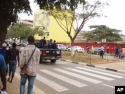 Manifestantes, observados de perto pela polícia