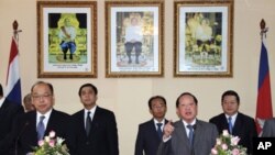 Thai Foreign Minister Surapong Tovichakchaikul, left, and Cambodian counterpart Hor Namhong, right front, attend a press conference in Phnom Penh, Cambodia, Thursday, Dec. 29, 2011.