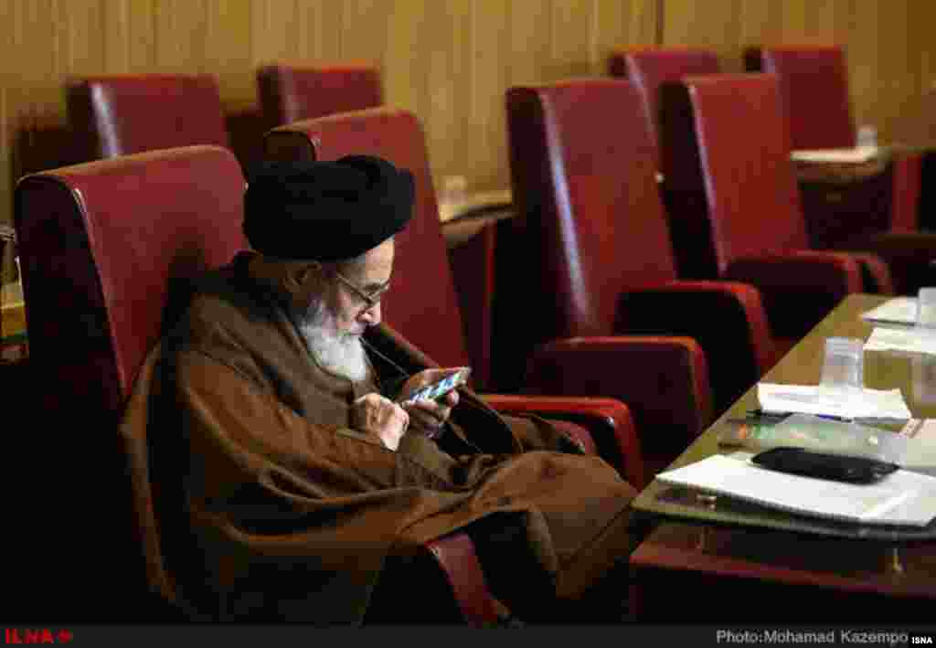 در حاشیه برگزاری آخرین دور مجلس خبرگان، این روحانی عضو این مجلس با موبایل خود کار می کند. &nbsp;
