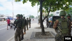 Patrullas y hombres fuertemente armados se pueden ver incluso en la popular playa de Copacabana, el domingo 17 de noviembre de 2024. [Foto: Adriana Núñez]