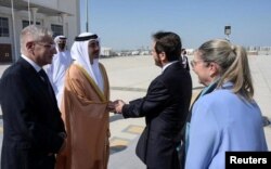 متحدہ عرب امارات کے وزیر خارجہ عبداللہ بن زید النہاں، ابوظہبی میں اسرائیل کے صدر آئزک ہرزوگ کا خیرمقدم کر رہے ہیں۔ 30 جنوری 2022