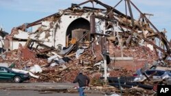 Kentucky ပြည်နယ် Mayfield မြို့မှာ လေဆင်းနှာမောင်း တိုက်ခတ်မှုကြောင့် ပျက်စီးသွားတဲ့ အဆောက်အဦတခု။