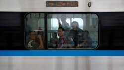 Para penumpang menggunakan MRT di Jakarta (foto: REUTERS/Willy Kurniawan).
