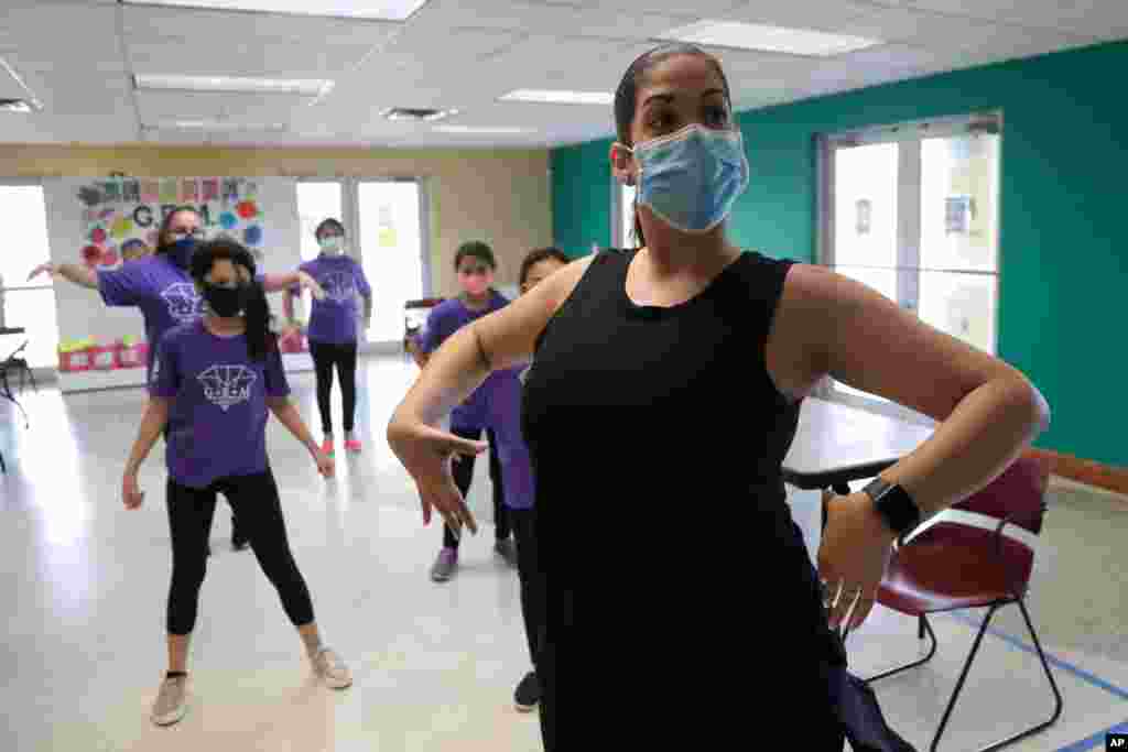 با بازگشایی ها بعد از قرنطینه، این معلم رقص در شهر میامی ایالت فلوریدا نیز کلاس رقص خود را بازگشایی کرده است. 