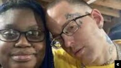 Gloria Y. Williams, 35 ans, et son petit ami, Brian Coulter, 31 ans, sont arrêtés deux jours après que les trois enfants de Gloria ont été retrouvés abandonnés et vivant dans la misère dans un appartement de Houston, au Texas, avec les restes squelettique